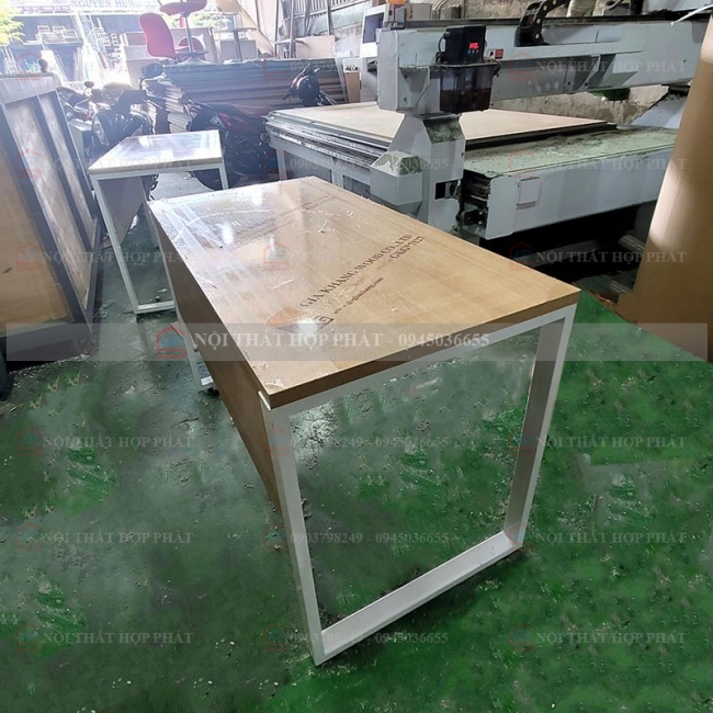 Bàn Làm Việc Chân Sắt BLVCS009 
